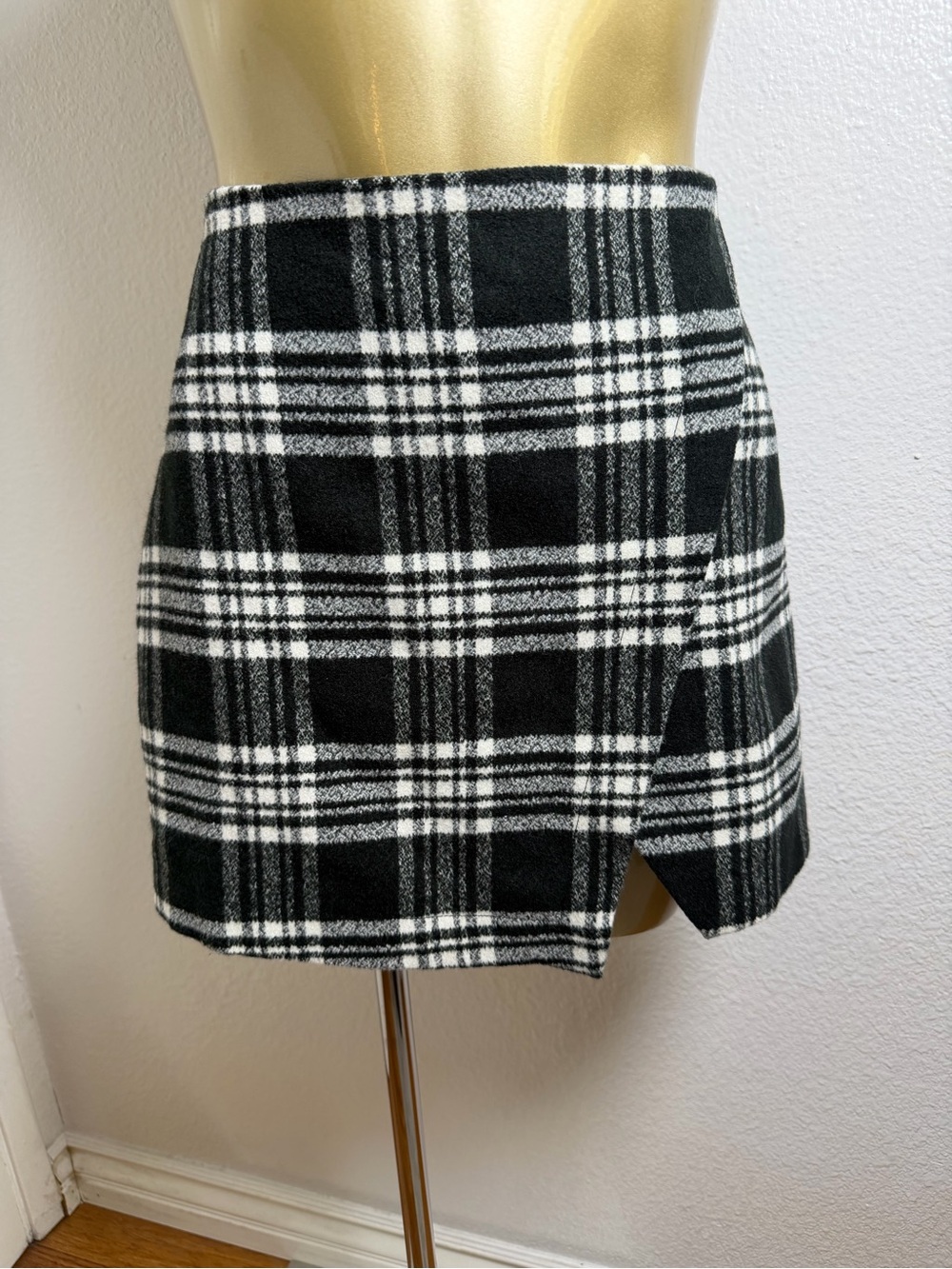 Abercrombie & Fitch Black and White Plaid Mini Skirt with Front Slit Size 0
